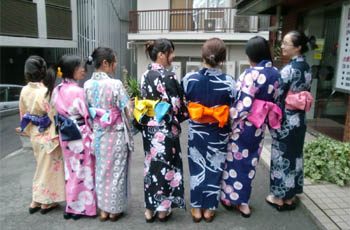 mujeres-jc3b3venes-con-yukata